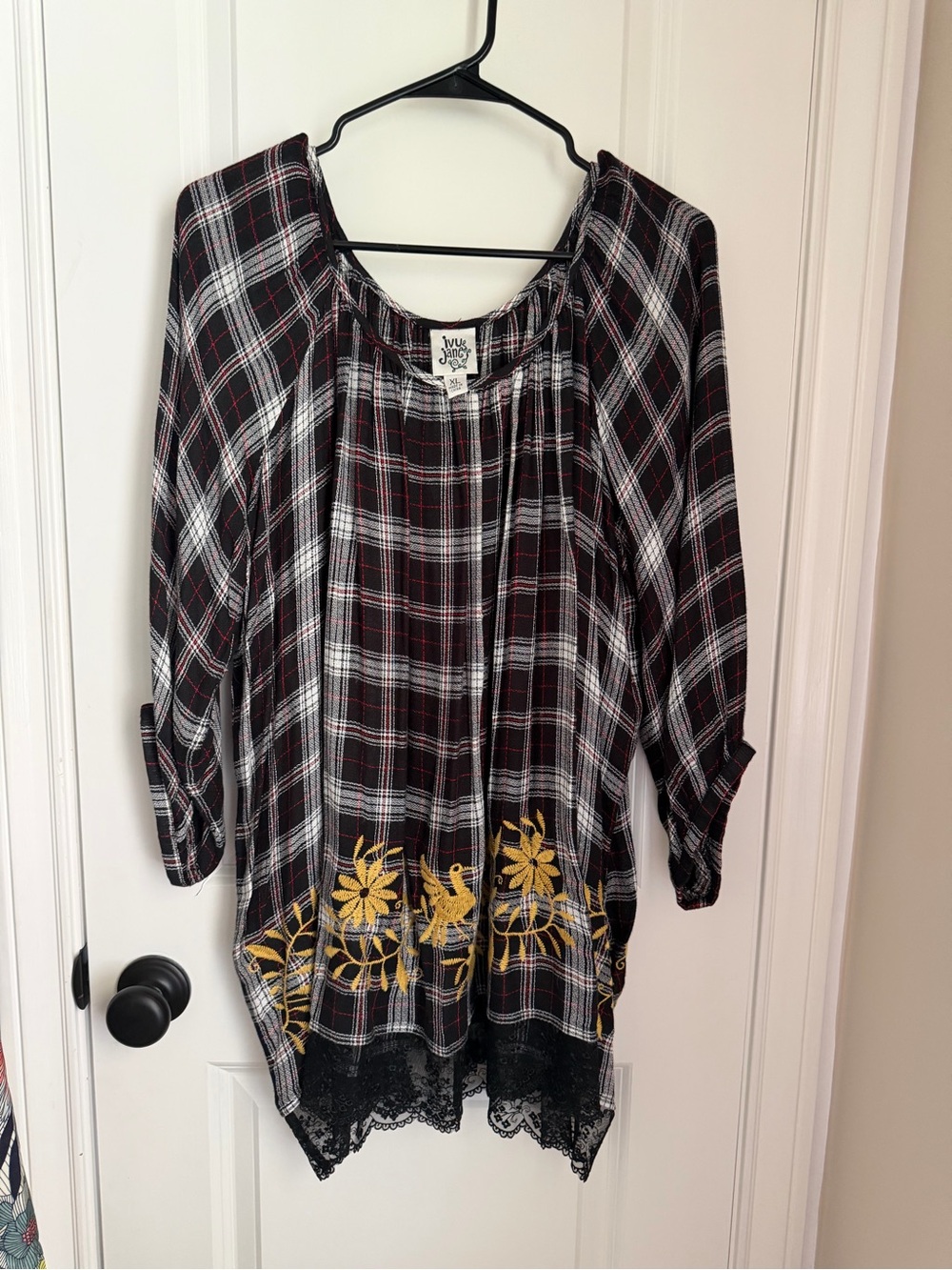 IVY JANE Black Plaid Scoop Neck Top
Lace Yellow Embroidered Birds Size XL